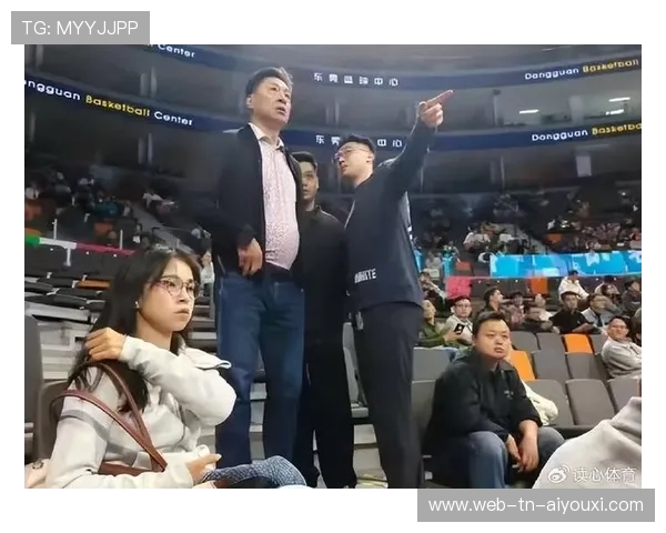 世界名帅现身看台，媒体曝其正在谈判加盟